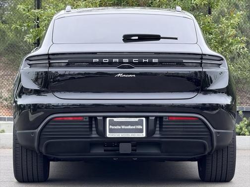 2025 Porsche Macan Turbo