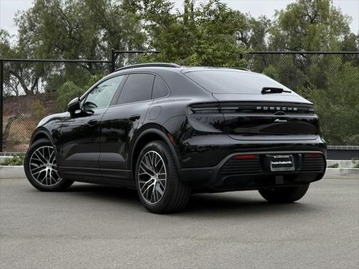 2025 Porsche Macan Turbo