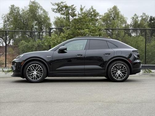2025 Porsche Macan Turbo