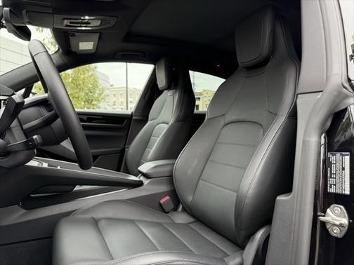 2025 Porsche Macan Turbo