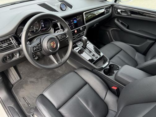 2025 Porsche Macan Loaner