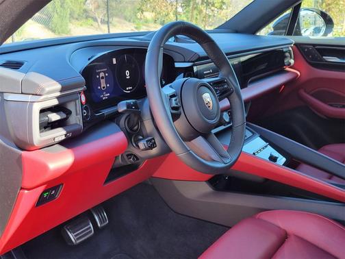 2025 Porsche Macan 4S