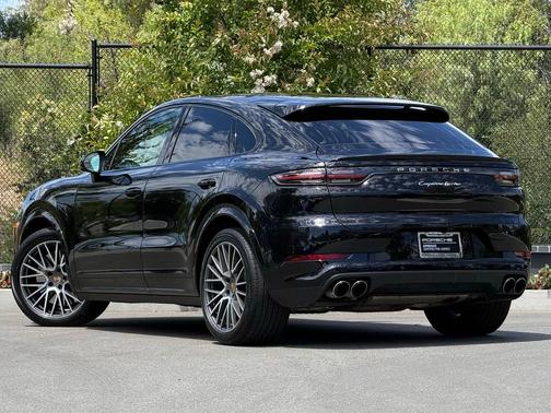 Jet Black Metallic 2022 Porsche Cayenne Turbo