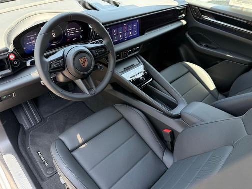 2025 Porsche Macan Loaner