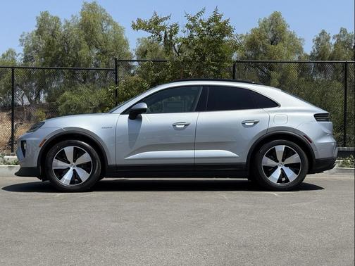 2025 Porsche Macan Loaner