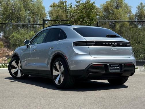 2025 Porsche Macan Loaner