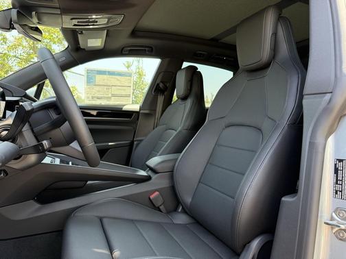 2025 Porsche Macan Loaner