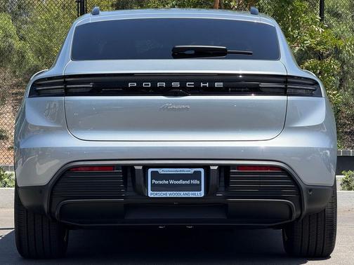 2025 Porsche Macan Loaner