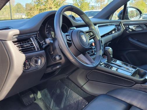 2025 Porsche Macan Loaner