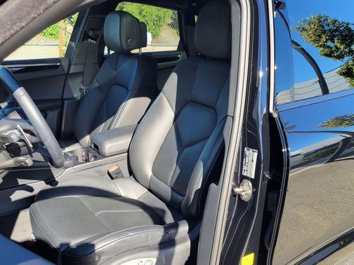 2025 Porsche Macan Loaner