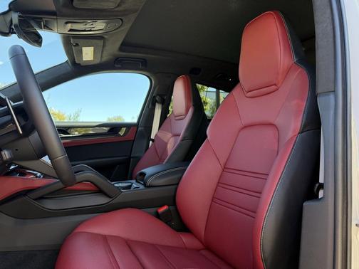 2025 Porsche Cayenne GTS