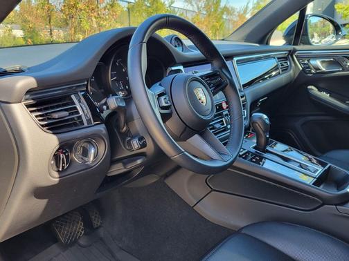 2024 Porsche Macan Loaner