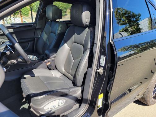 2024 Porsche Macan Loaner