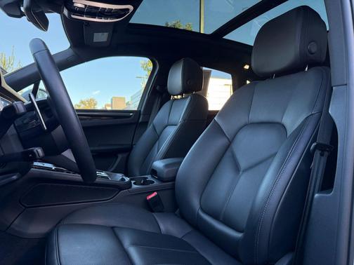 2025 Porsche Macan Loaner