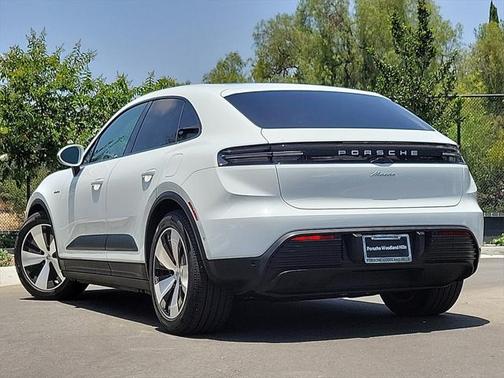 2025 Porsche Macan Turbo