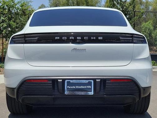 2025 Porsche Macan Turbo