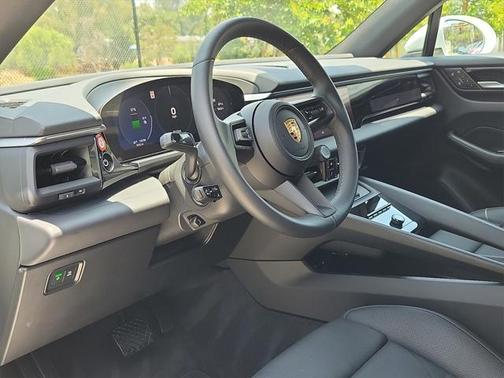 2025 Porsche Macan Turbo