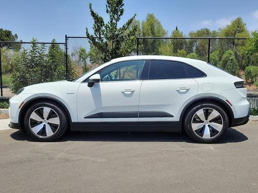 2025 Porsche Macan Turbo