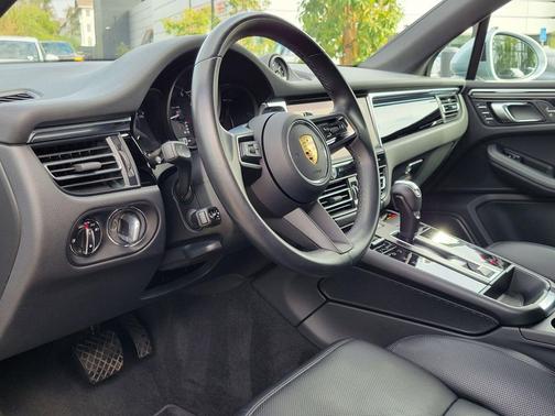 2023 Porsche Macan Base (PDK)