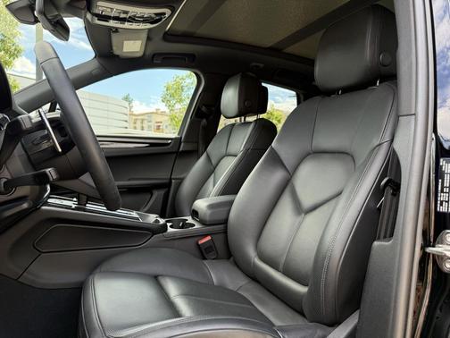 2022 Porsche Macan Base (PDK)