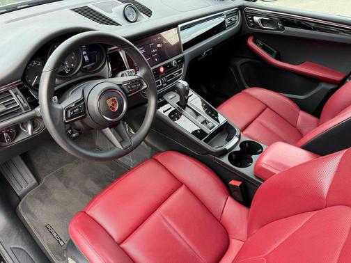 2025 Porsche Macan Loaner