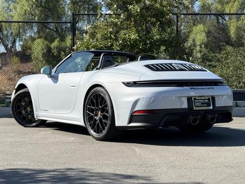 2025 Porsche 911 Carrera 4 GTS
