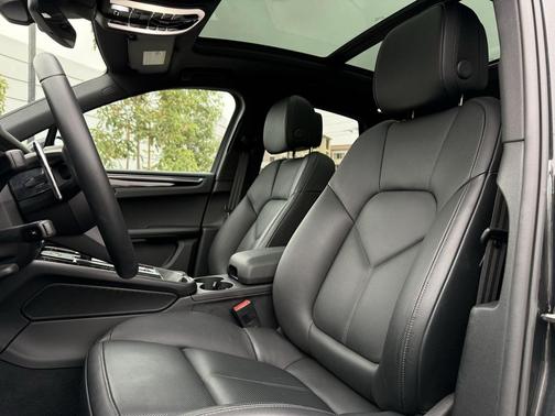 2025 Porsche Macan Loaner