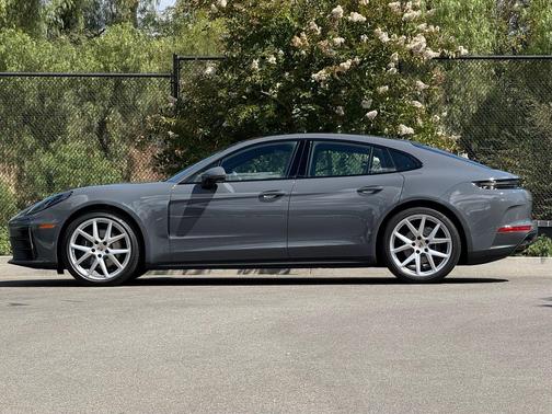 2026 Porsche Panamera 4