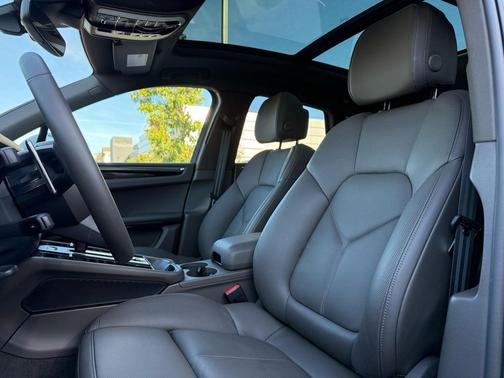 2026 Porsche Macan Loaner