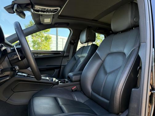 2025 Porsche Macan Loaner