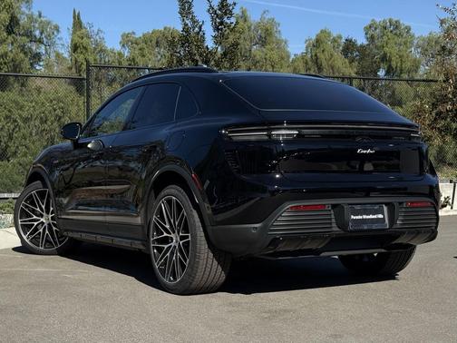 2025 Porsche Macan Turbo