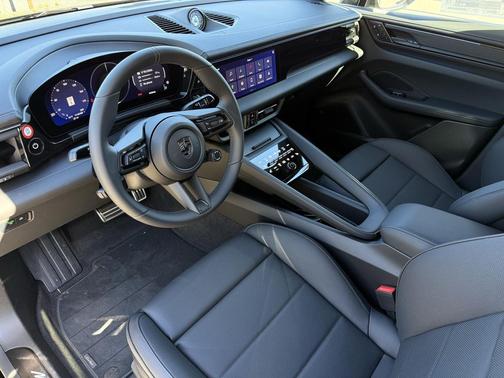 2025 Porsche Macan Turbo