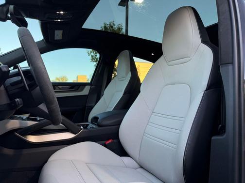 2025 Porsche Cayenne GTS