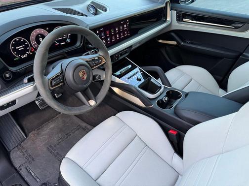 2025 Porsche Cayenne GTS