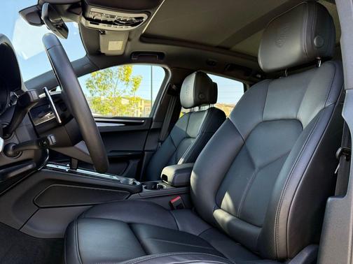 2026 Porsche Macan Loaner