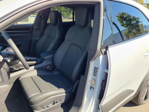 2026 Porsche Macan 4