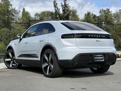 2026 Porsche Macan 