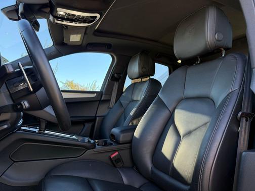 2025 Porsche Macan Loaner