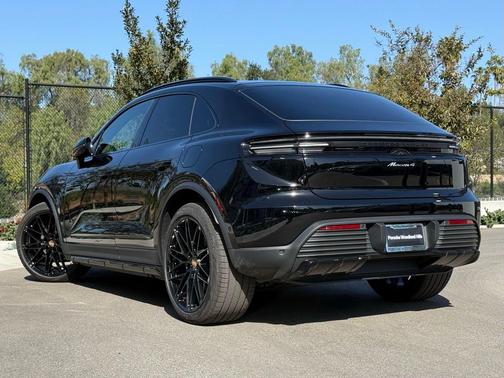 2025 Porsche Macan 4