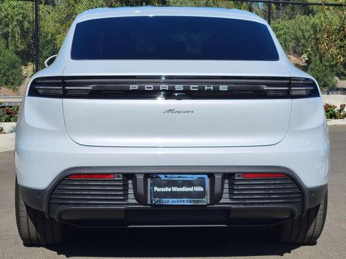 2025 Porsche Macan Loaner