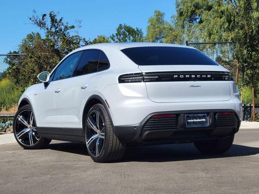 2025 Porsche Macan Loaner