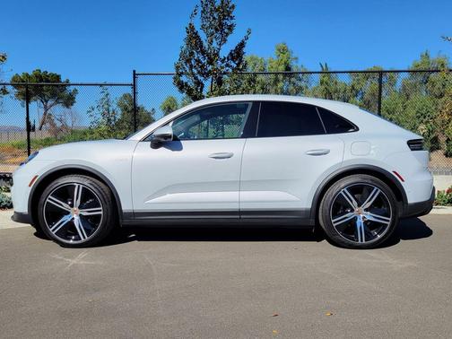 2025 Porsche Macan Loaner