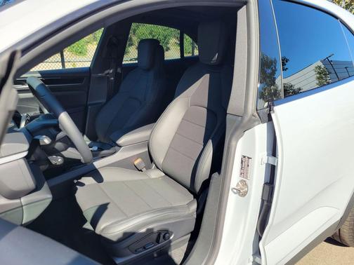 2025 Porsche Macan Loaner