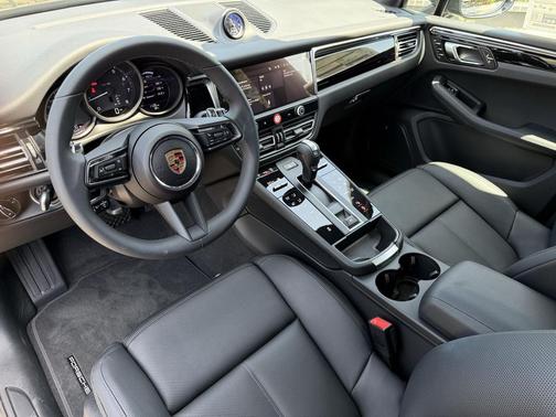 2025 Porsche Macan Loaner