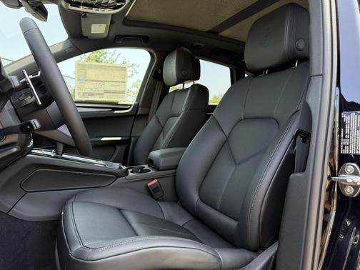 2025 Porsche Macan Loaner