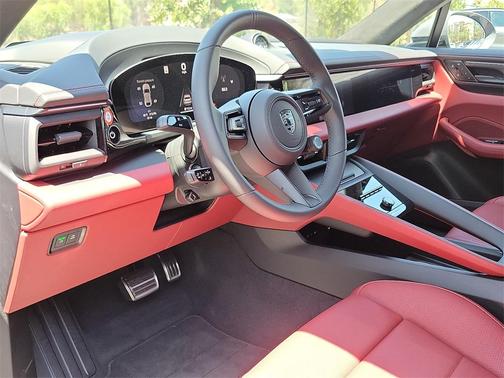 2025 Porsche Macan Turbo