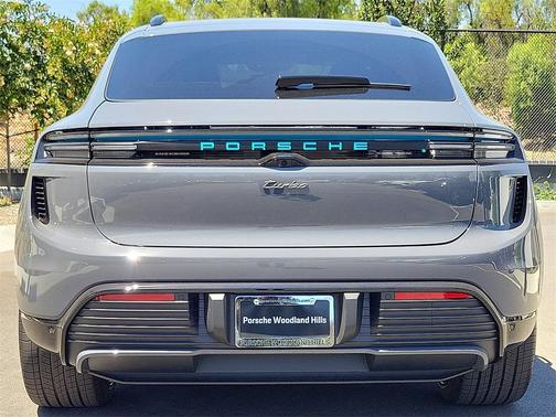 2025 Porsche Macan Turbo