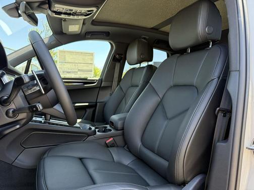 2025 Porsche Macan Loaner