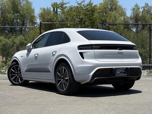 2025 Porsche Macan Turbo