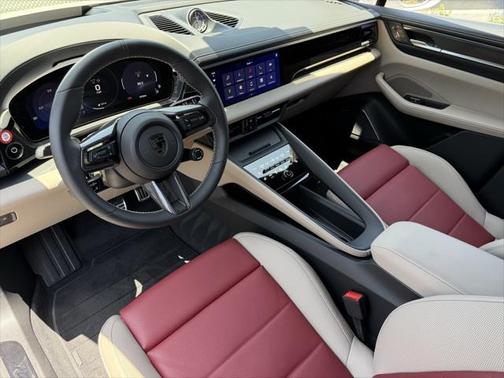 2025 Porsche Macan Turbo
